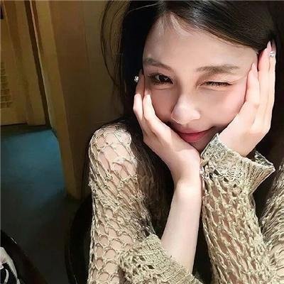 落在她身边